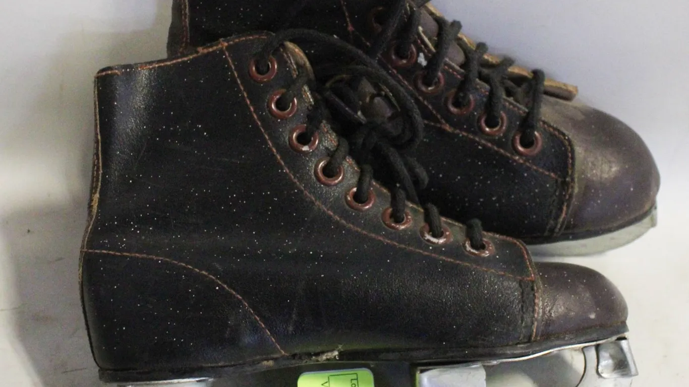 VINTAGE 1940 SKATES