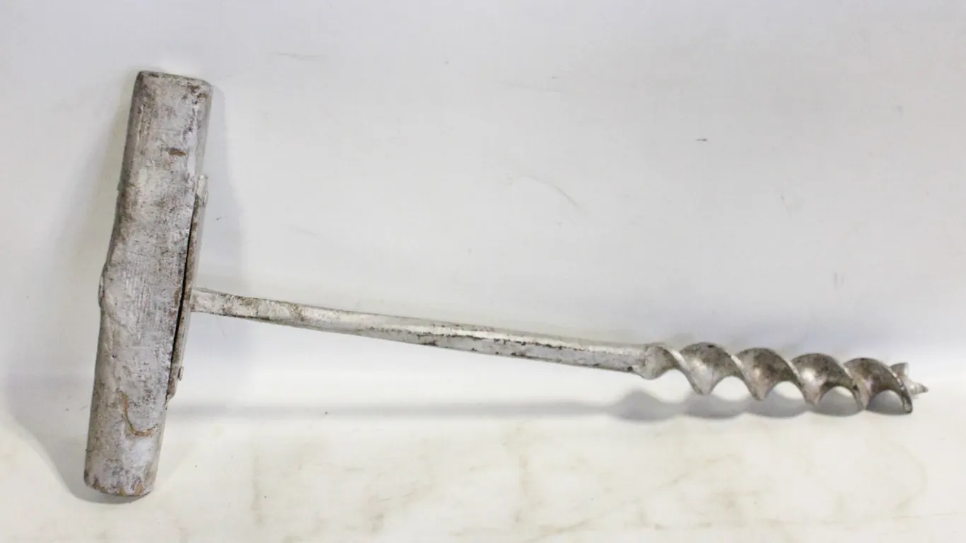 ANTIQUE T HANDLE WOOD DRILL