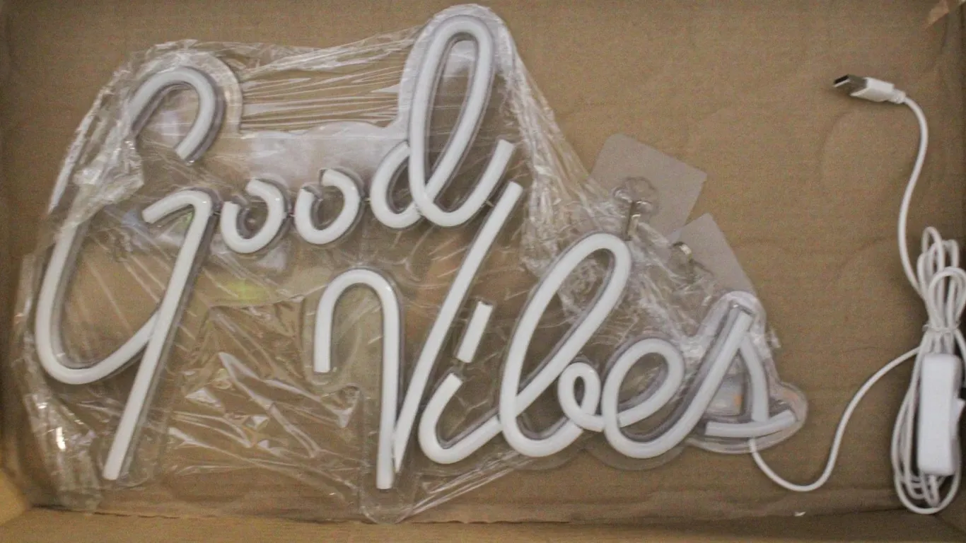 NEW PINK LED NEON SIGN GOOD VIBES USB WALL ART