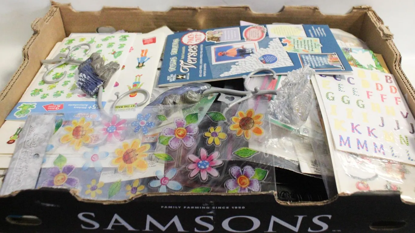 LOT OF SCRAPBOOKING SUPPLIES