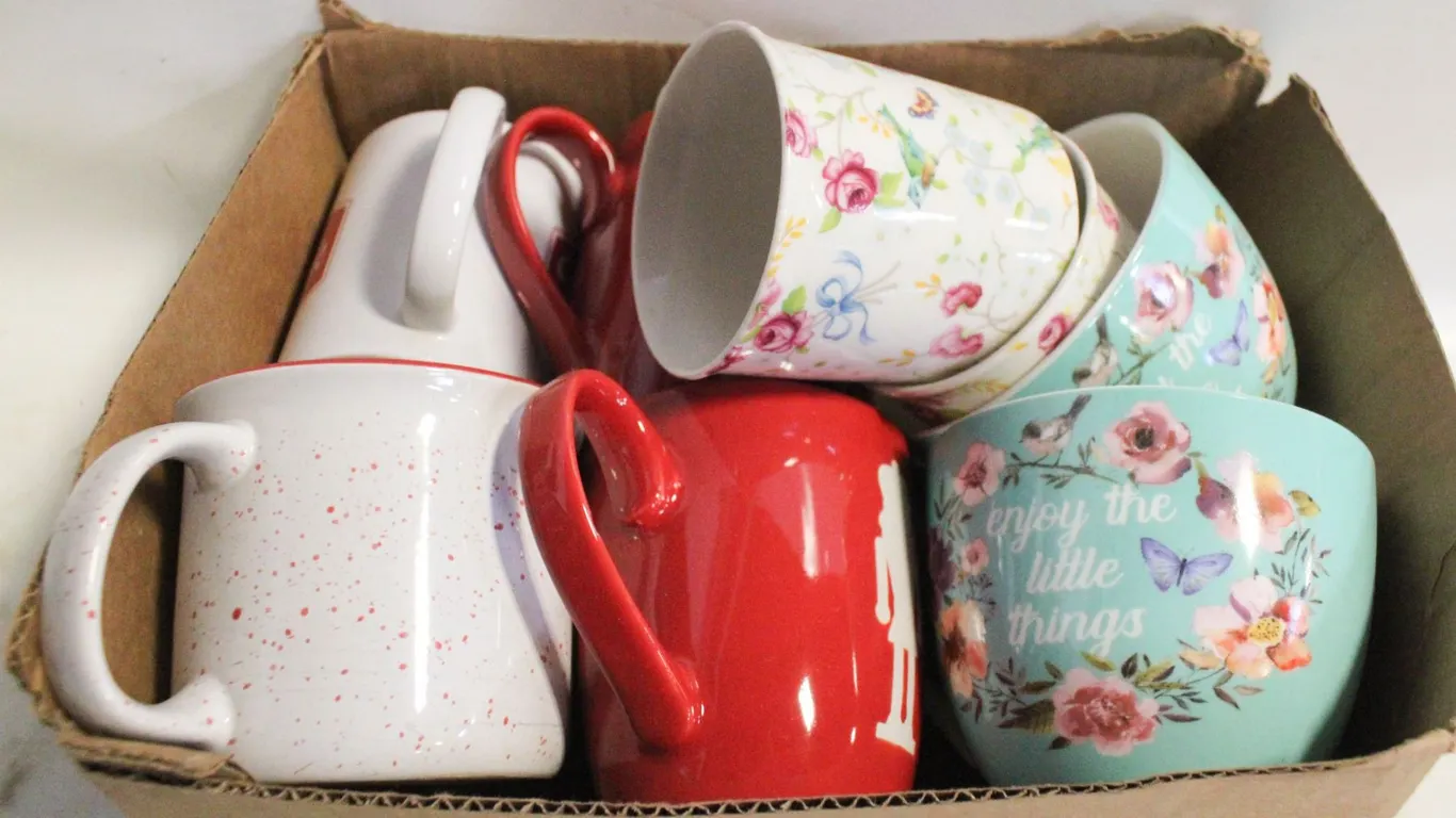 DECORATIVE CERAMIC ITEMS- BOX LOT ASSORTED