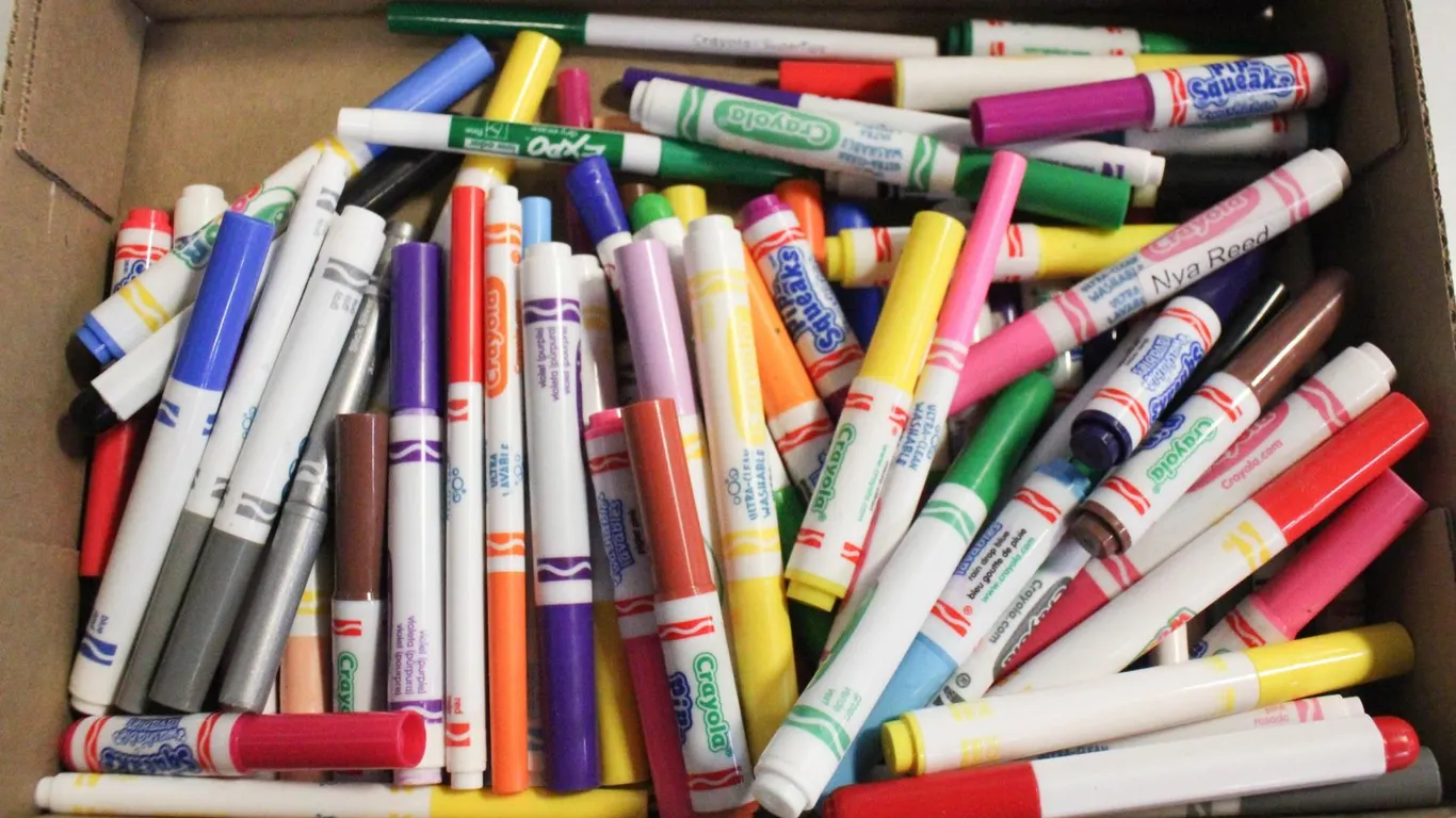 FLAT OF CRAYOLA MARKERS
