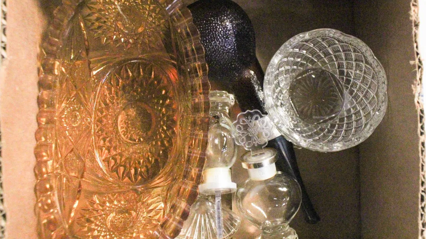 LOT OF VINTAGE GLASS ITEMS