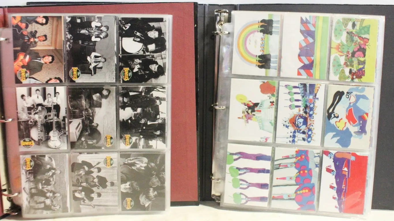 2 BINDERS THE BEATLES COLLECTOR CARDS YELLOW-