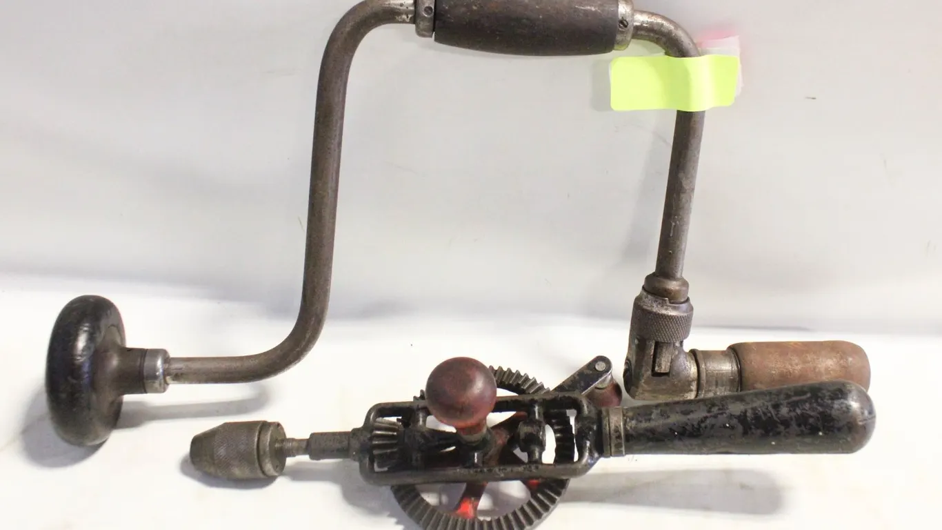 VINTAGE HAND DRILL + BRACE DRILL BIT