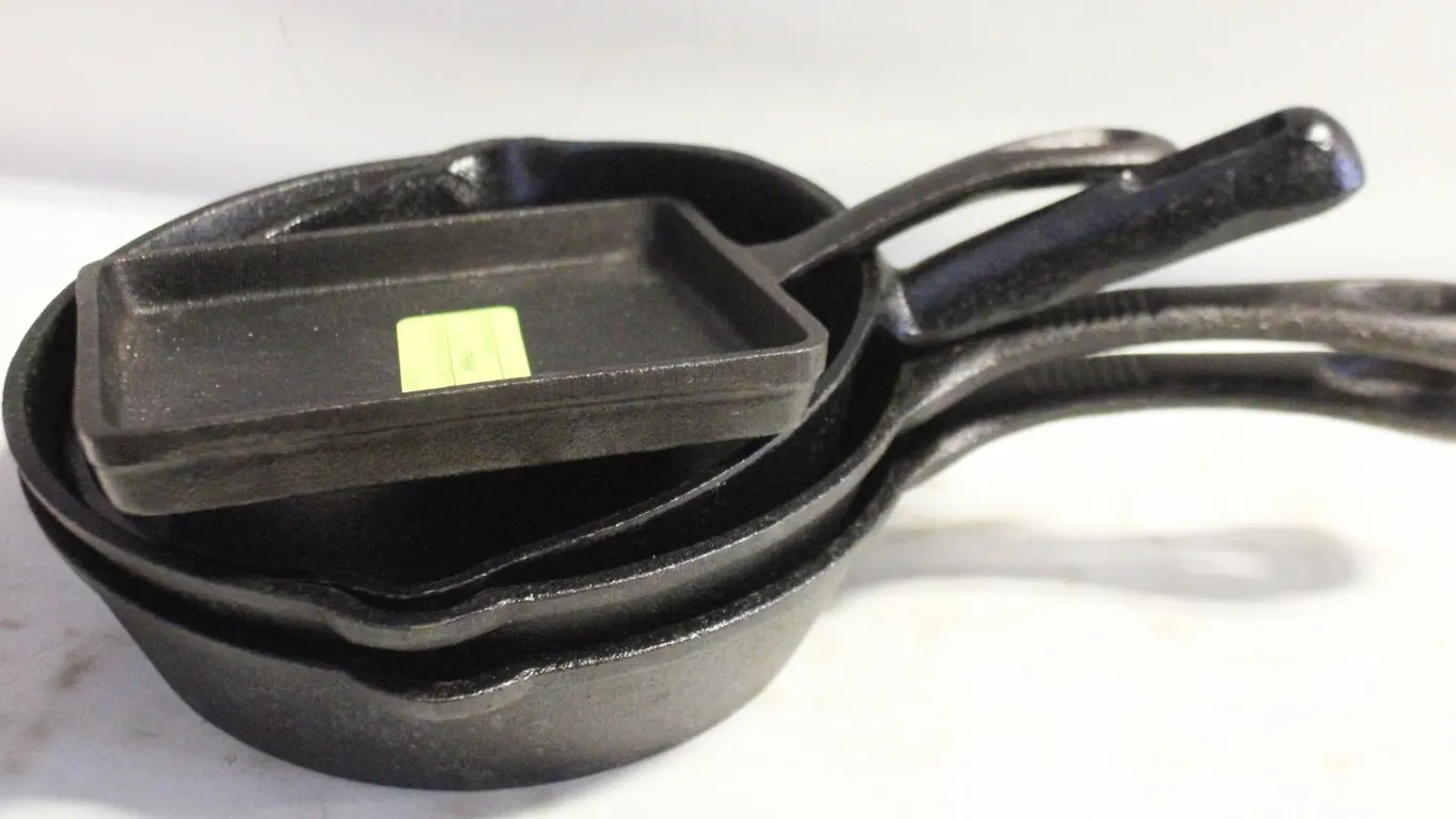 LOT OF SMALL CAST IRON FRYPANS