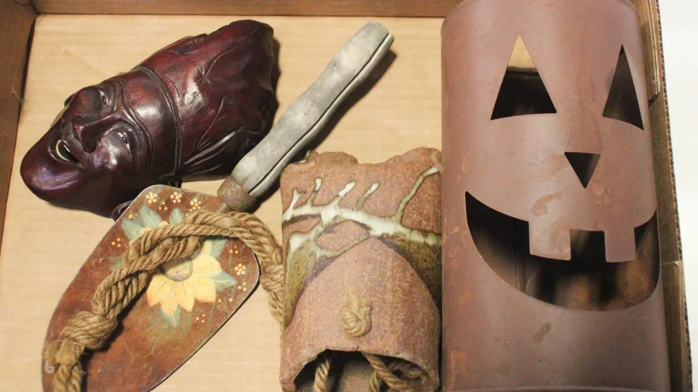 4 VINTAGE DECOR ITEMS