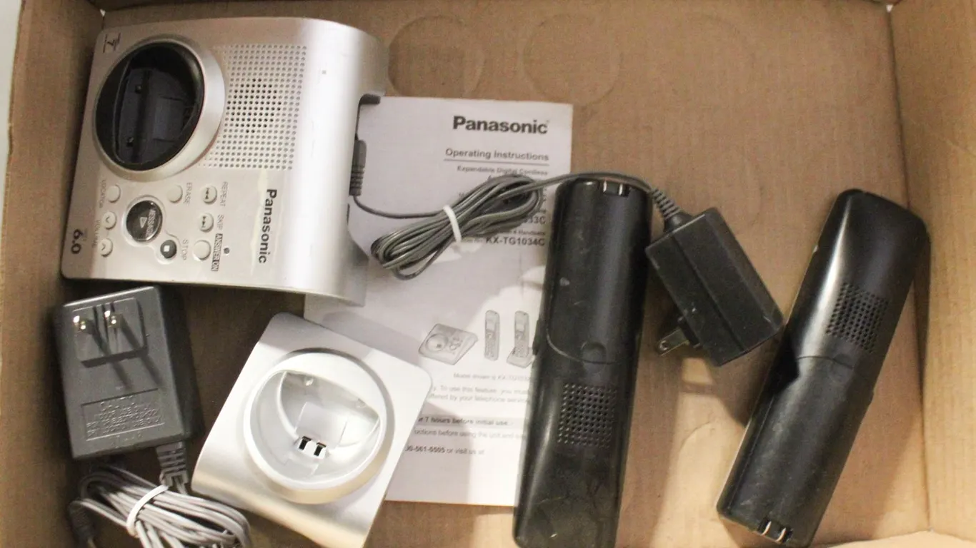 PANASONIC 2 CORDLESS PHONES WITH ANSWERING