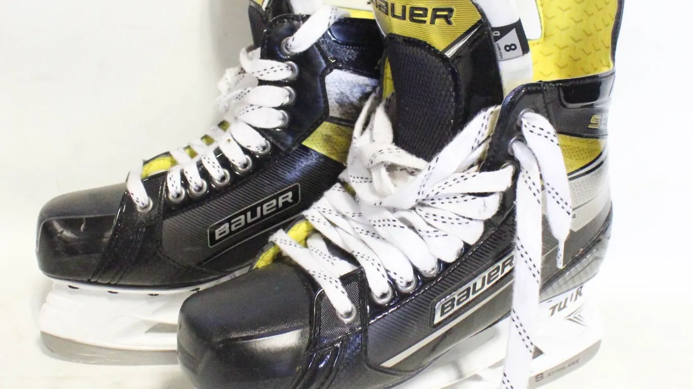 MENS SIZE 8 BAUER SUPREME SKATES