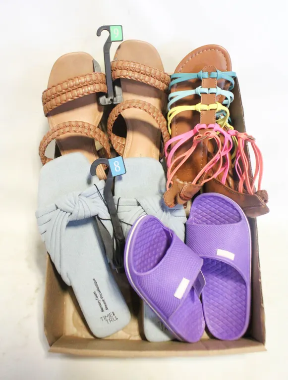 FLAT WITH 4 NEW PAIRS OF WOMEN'S/GIRL'S SHOES