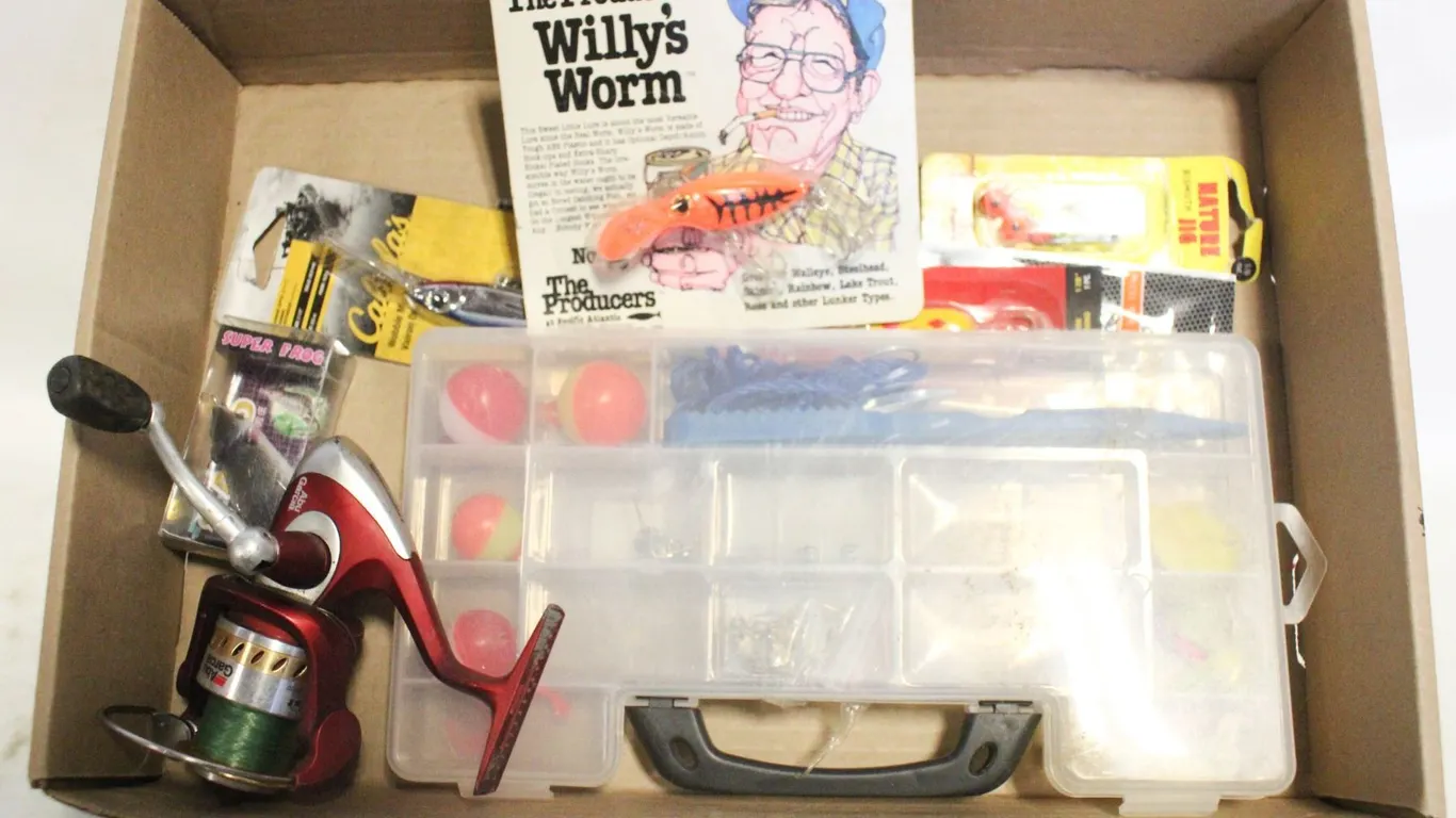 FLAT OF FISHING HOOKS AND REEL