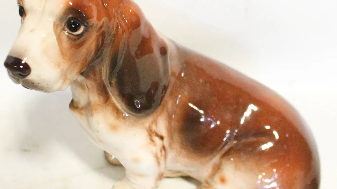 VINTAGE CERAMIC GLOSSY BASSET HOUND FIGURE