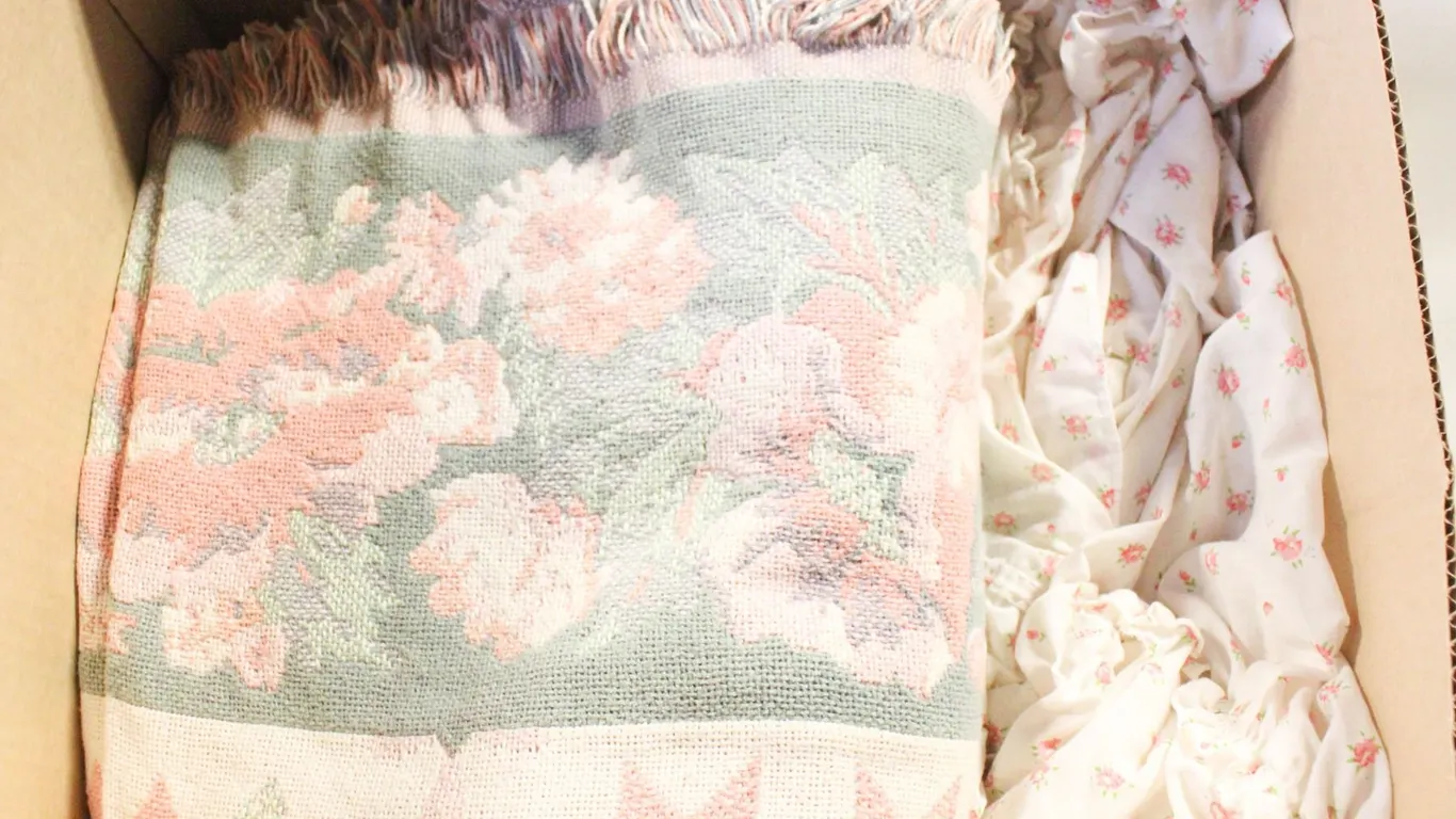 VINTAGE TEXTILE/LINENS ASSORTED