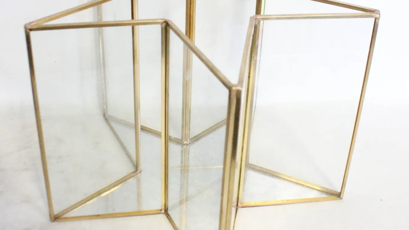 STAR SHAPED BRASS AND GLASS DÉCOR