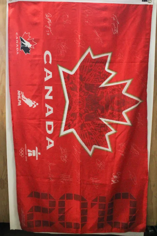 TEAM CANADA SIGNATURE HOCKEY
