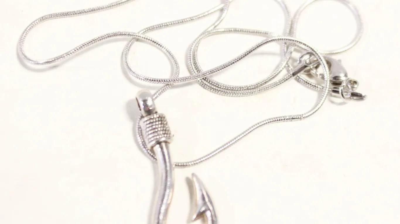 SILVER TONE FISHHOOK PENDANT ON 18"