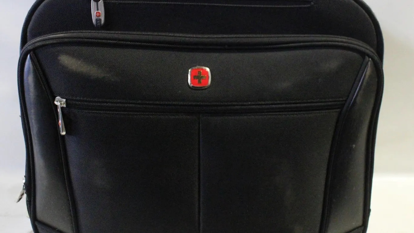 SWISS GEAR ROLLING TRAVEL CARRY ON/