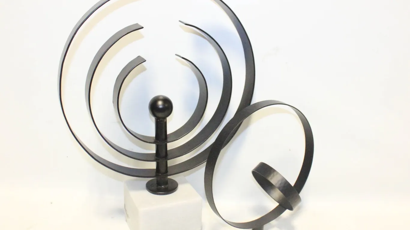 SET OF 2 METAL RING DECO'S WITH MARBLE BASES
