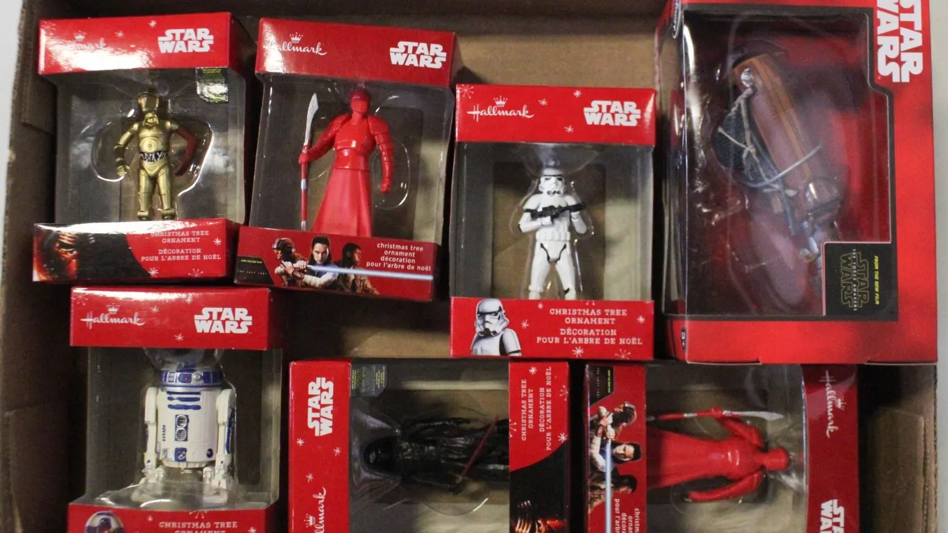 BUNDLE OF NEW STARWARS COLLECTABLES