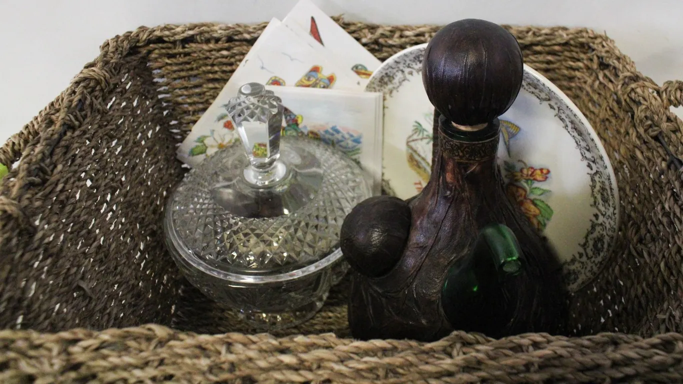 ESTATE DECOR INCLUDING CRYSTAL LIDDED