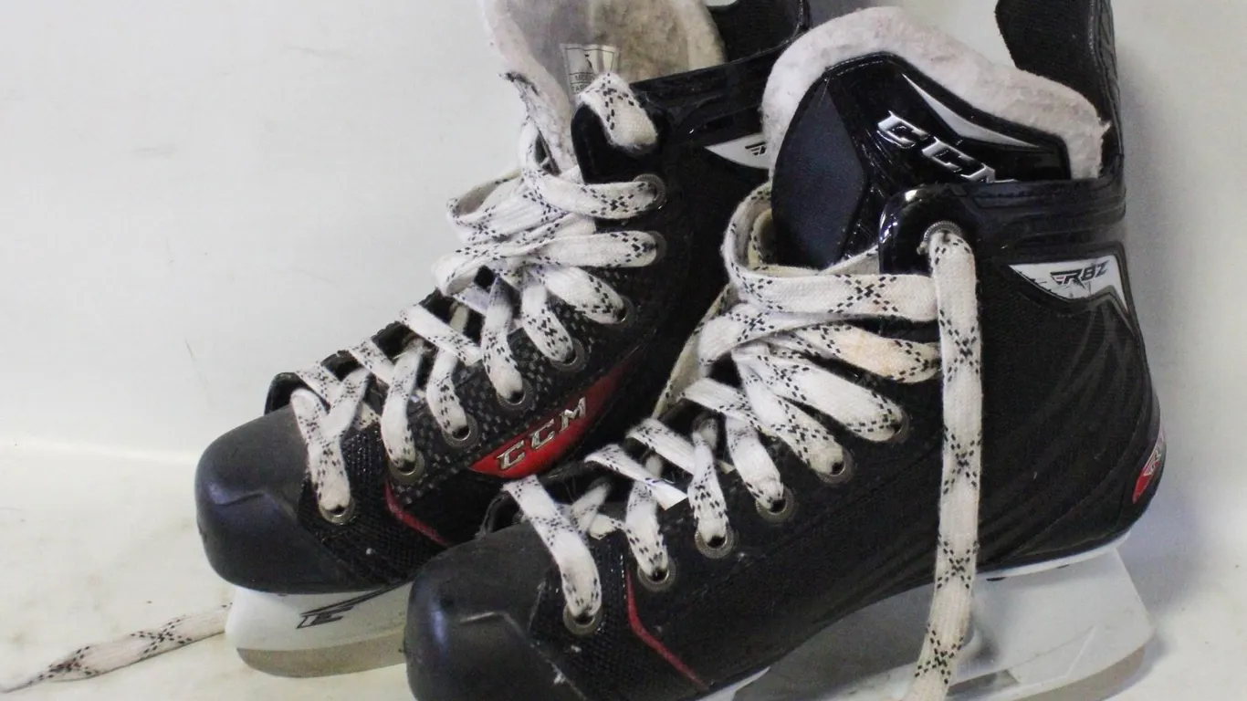 ESTATE CCM BOYS ICE HOCKEY SKATES SZ 5
