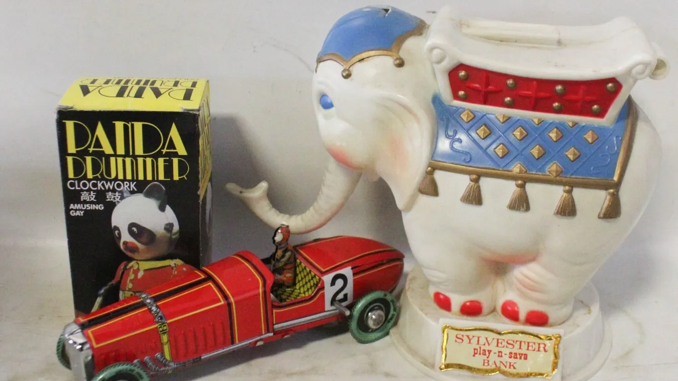 VINTAGE SYLVESTER PLAY-N-SAVE BANK +
