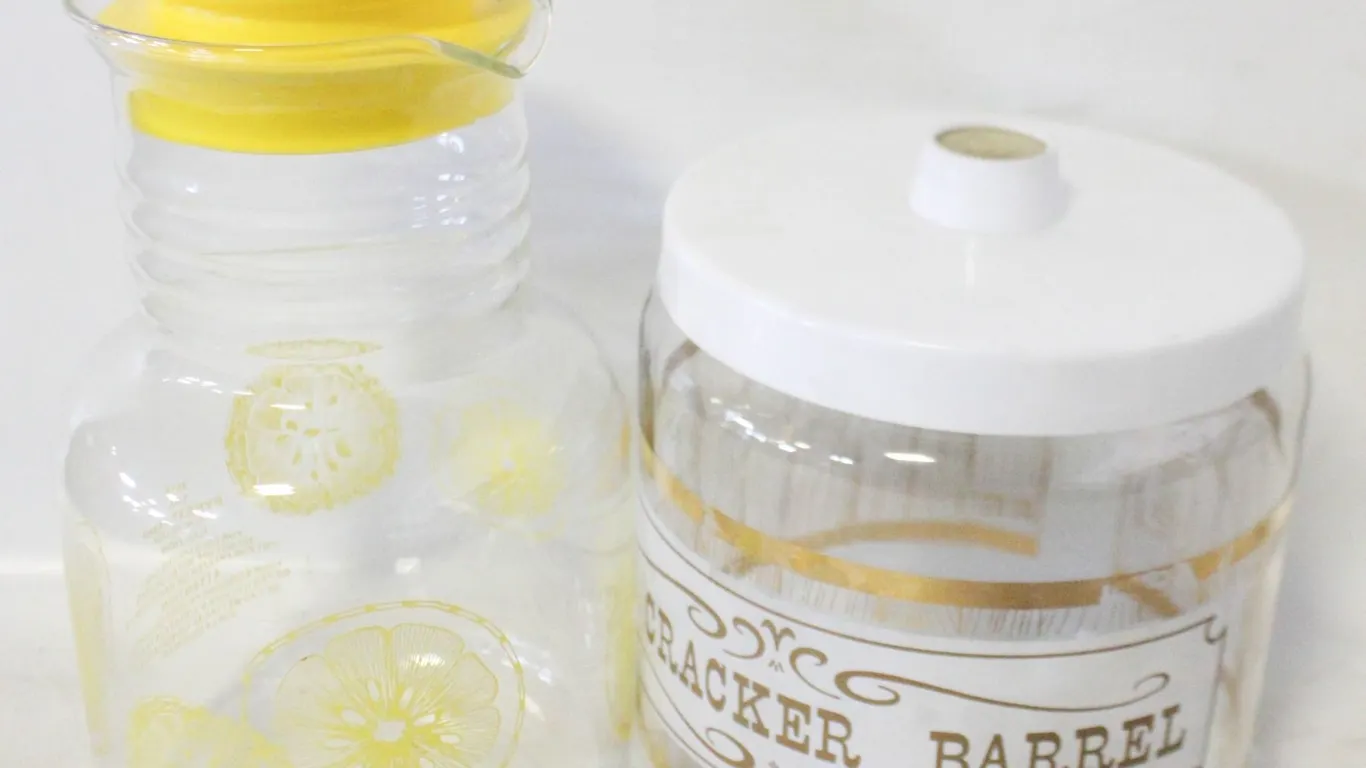 PYREX CRACKER BARREL AND JUICE PITCHER.