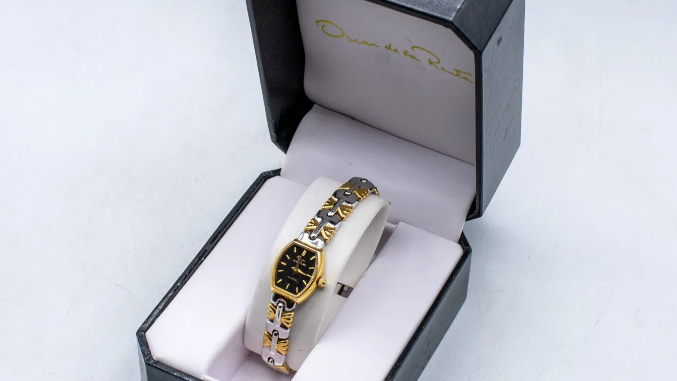 OSCAR DE LA RENTA LADIES WATCH W CASE