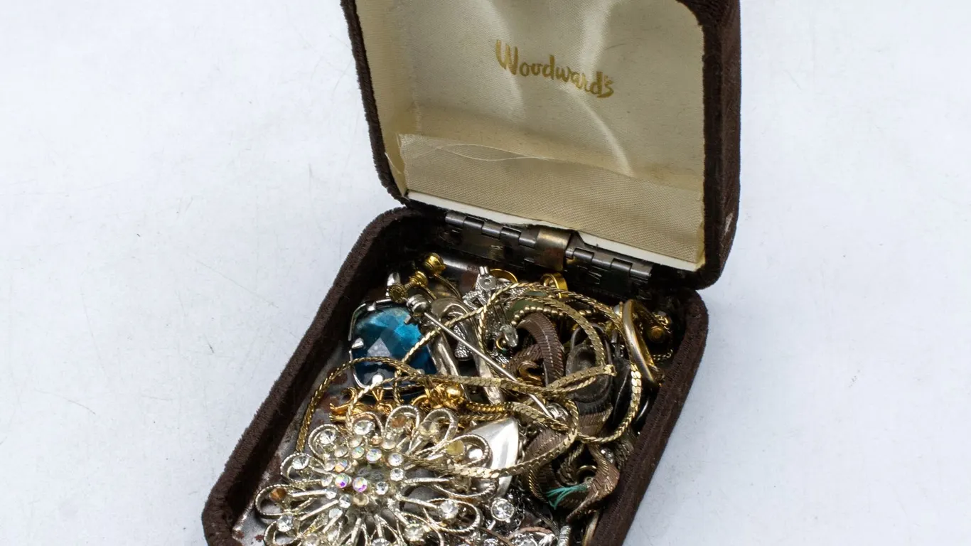 LOT OF ASSORTED ESTATE JEWELRY