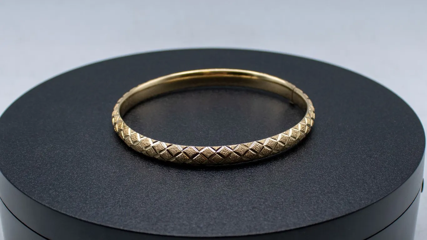 RADIANT 10K YELLOW GOLD HOLLOW DOMED HINGED BANGLE