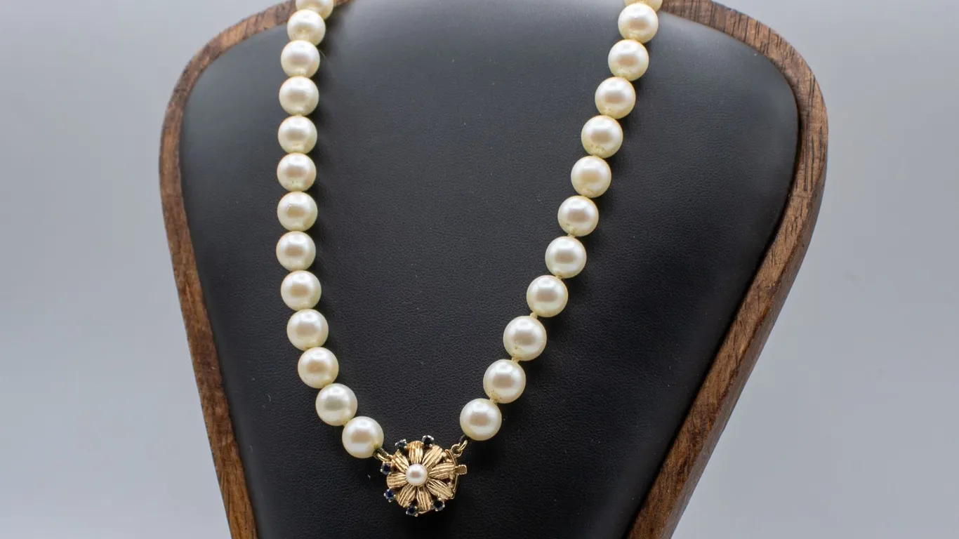 14K GOLD 1 STRAND AKOYA PEARL & SAPHIRE FLOWER