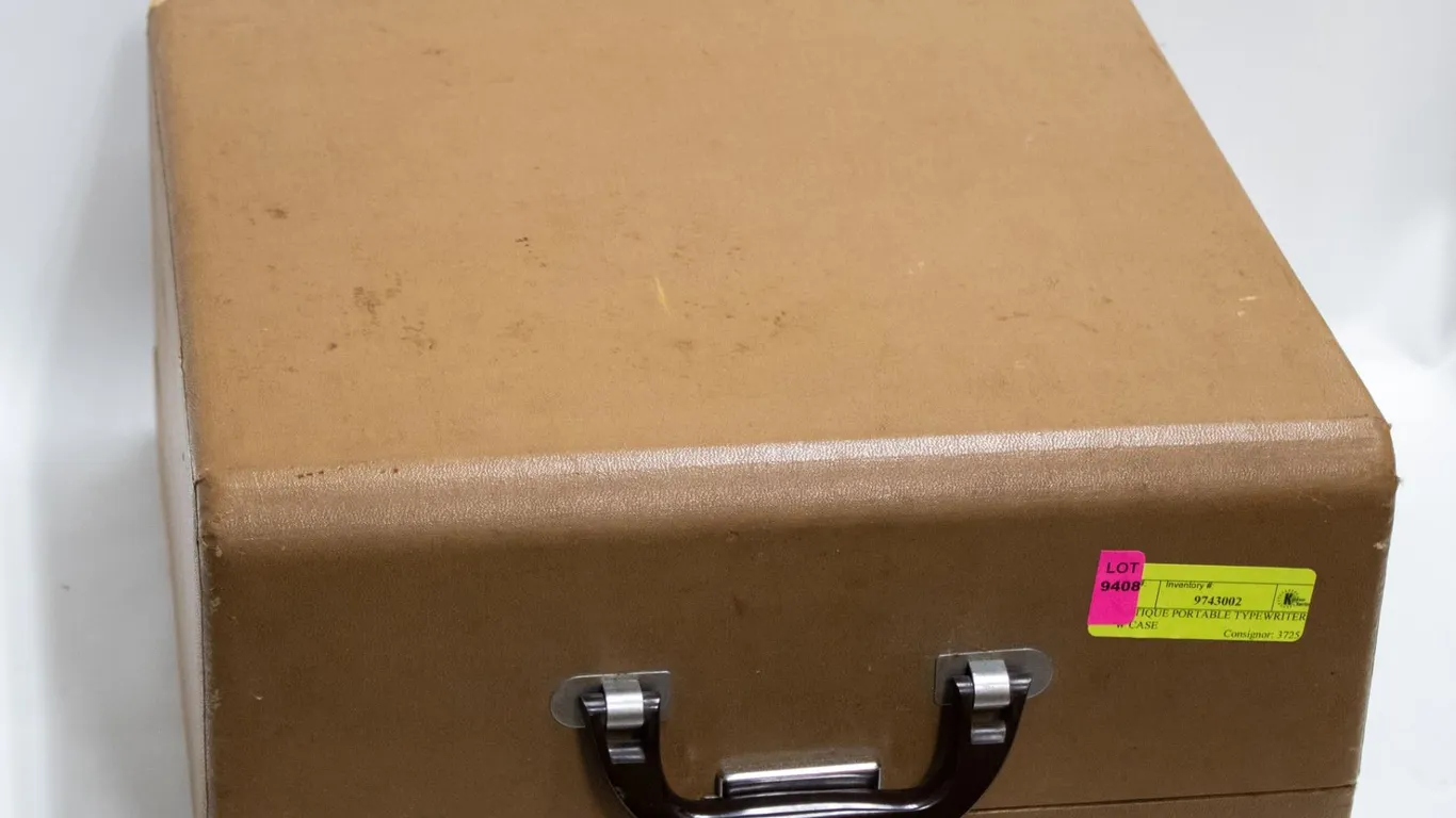 ANTIQUE PORTABLE TYPEWRITER W CASE