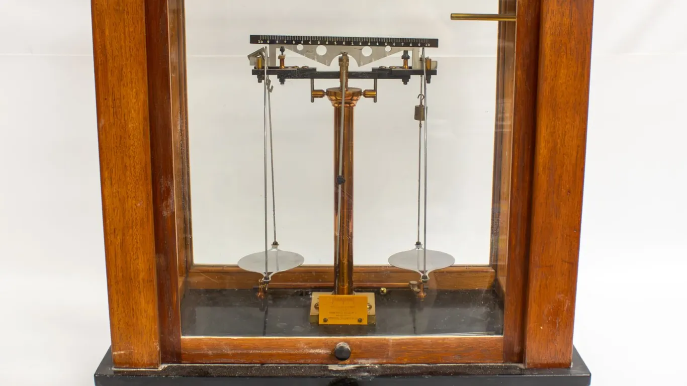 ESTATE CASED ANTIQUE PHARMACISTS SCALE