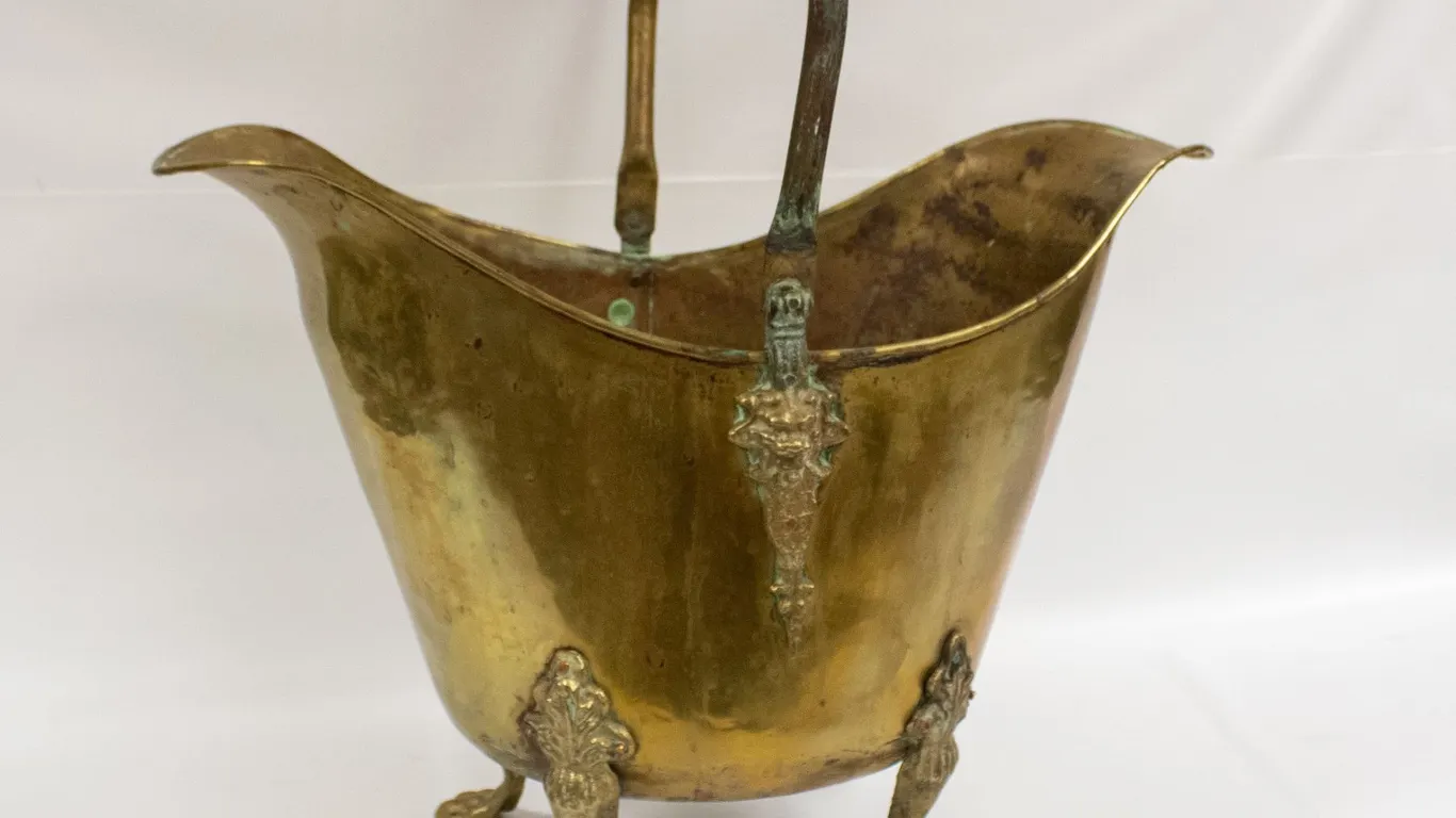 ESTATE ANTIQUE BRASS CLAW FOOTED LION-