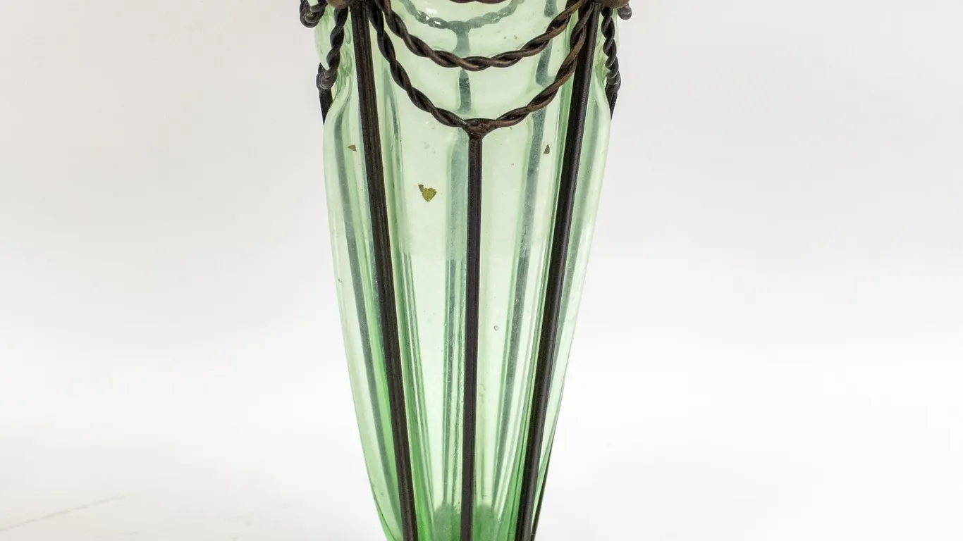 ESTATE TALL URANIUM GLASS VASE+BLACK LIGHT