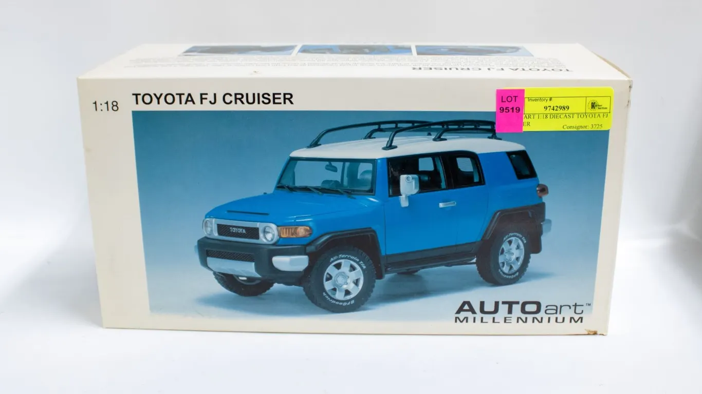 AUTO ART 1:18 DIECAST TOYOTA FJ CRUISER