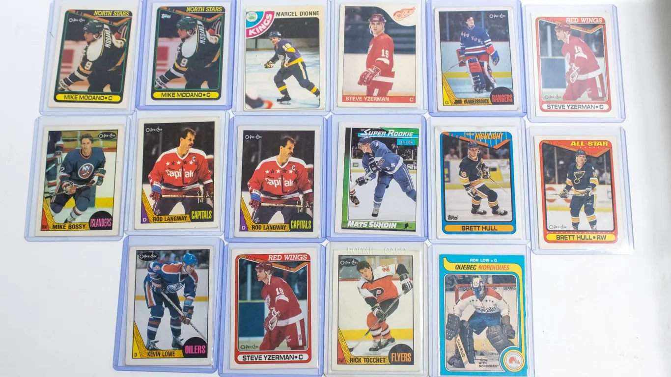 LARGE LOT VINTAGE STAR HOCKEY CARDS