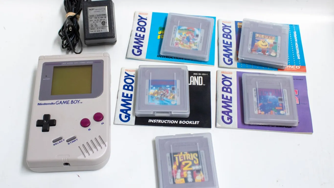 ORIGINAL 1989 NINTENDO GAME BOY WITH 2 MARIO