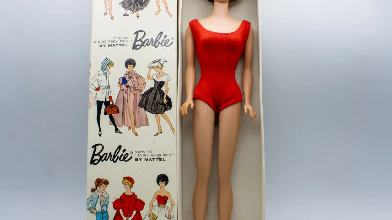 1960S BARBIE IN ORIG BOX BUBBLE CUT VERSION