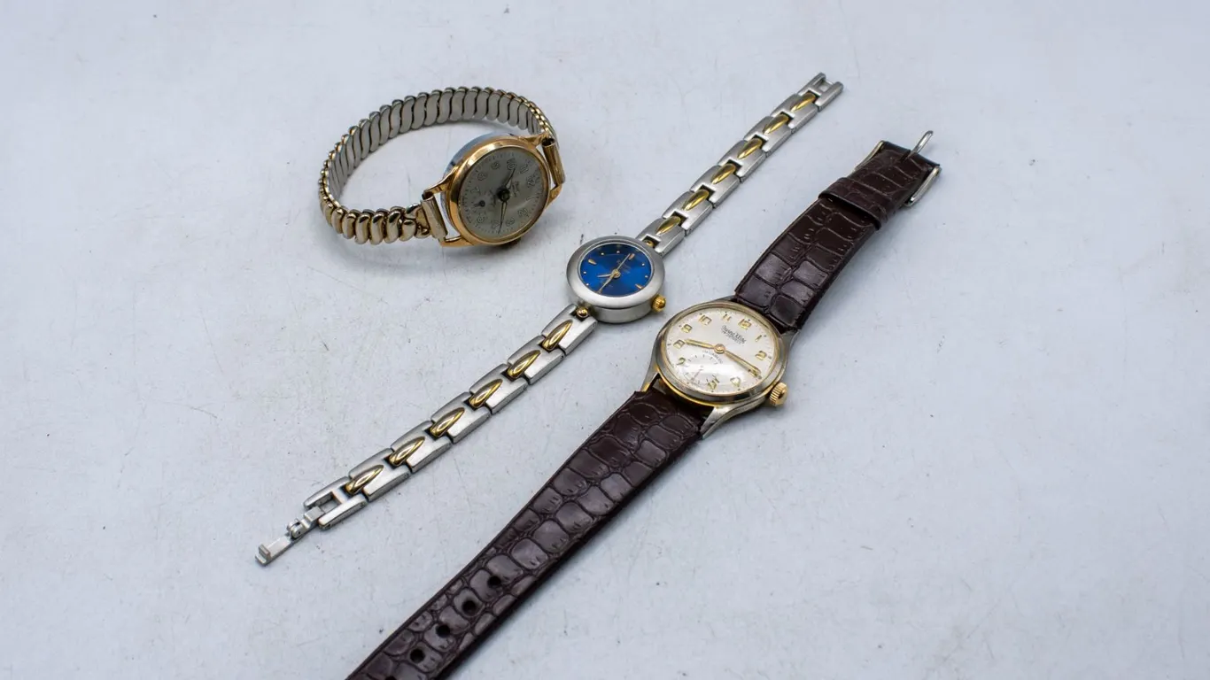 LOT OF 3 VINTAGE WATCHES UNTESTED