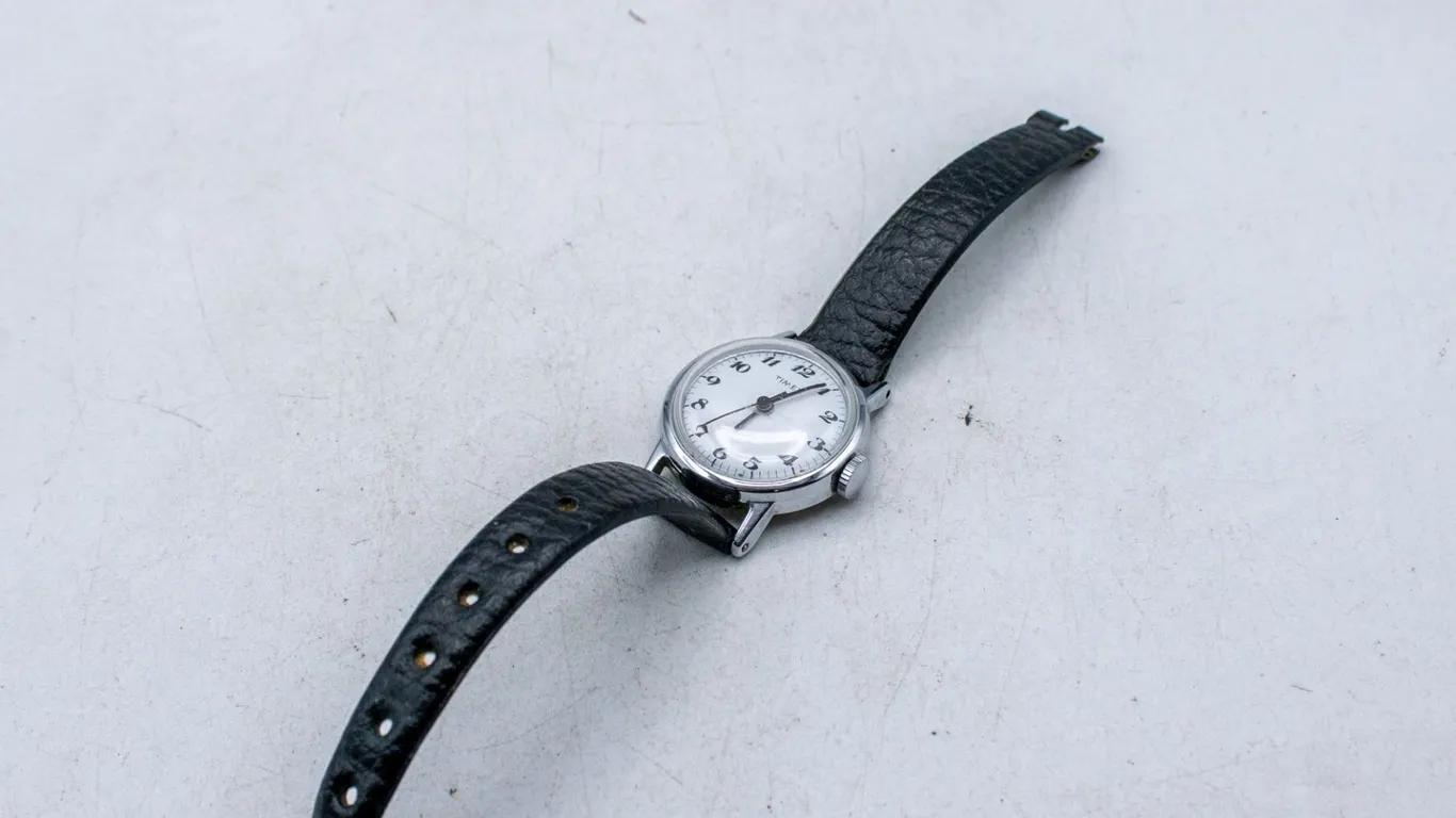 VINTAGE LADIES TIMEX MECHANICAL WATCH NEEDS STRAP
