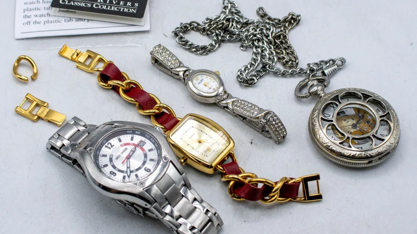 LOT OF ASSTD WATCHES UNTESTED