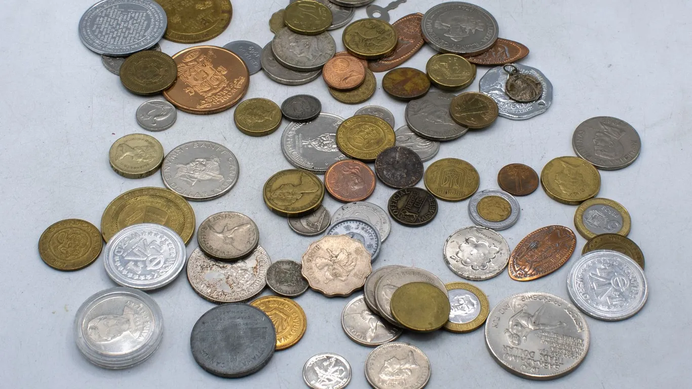 LARGE LOT ASSTD COLLECTOR TOKENS & COINS