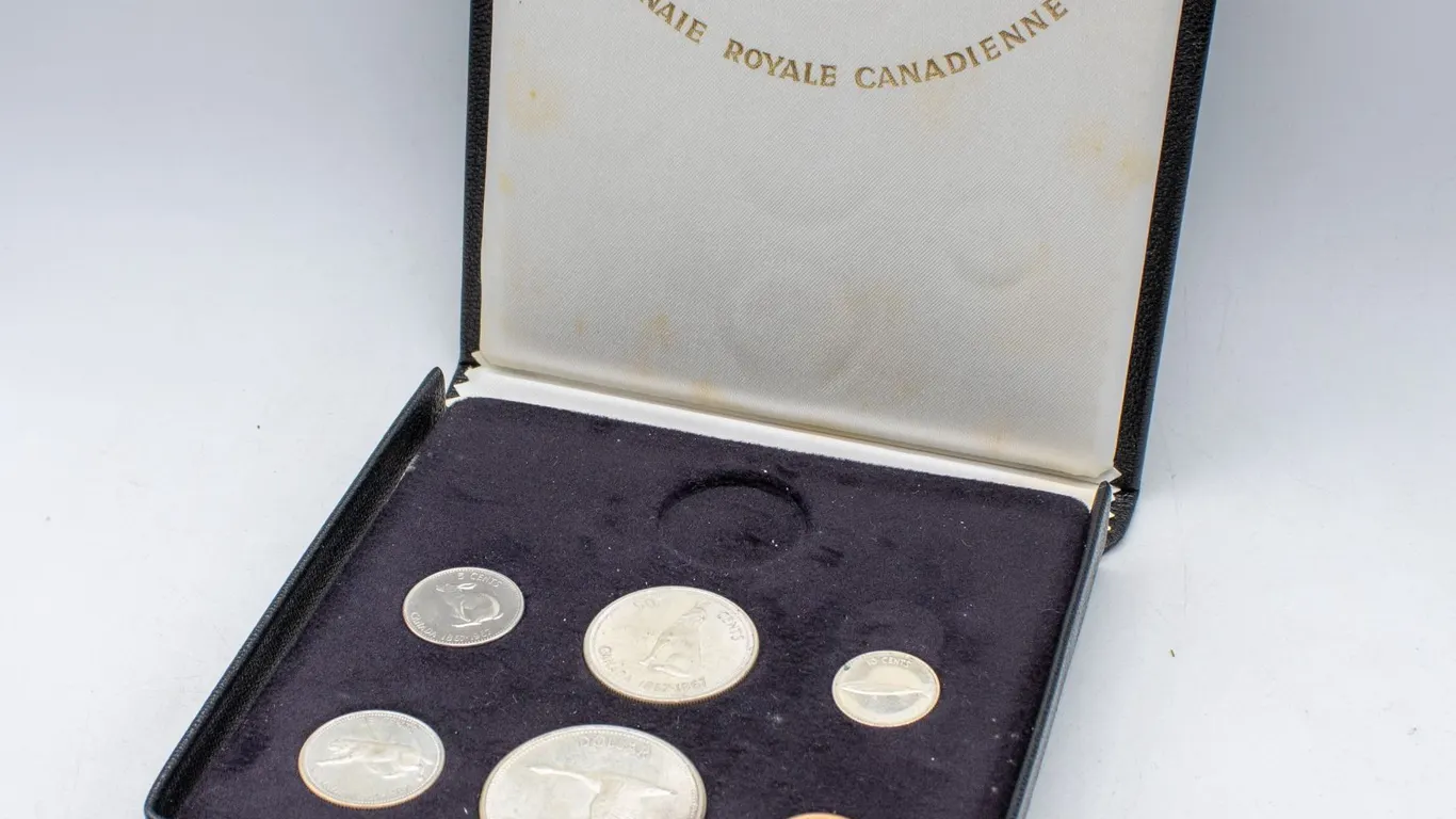 #5249-THE OLD COMMEMORATIVE CANADA SET IN ORIGINAL