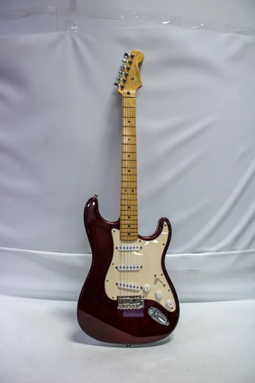 FENDER STRATOCASTER GUITAR MEXICO DK WINE W CASE