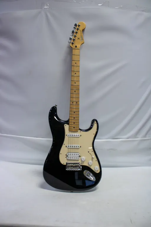 FENDER STRATOCASTER GUITAR MEXICO BLACK W CASE