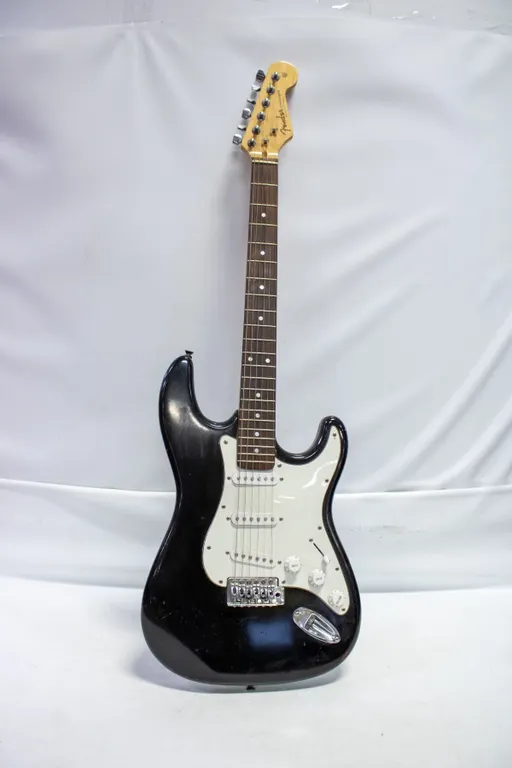 FENDER STRATOCASTER GUITAR MEXICO BLACK W CASE