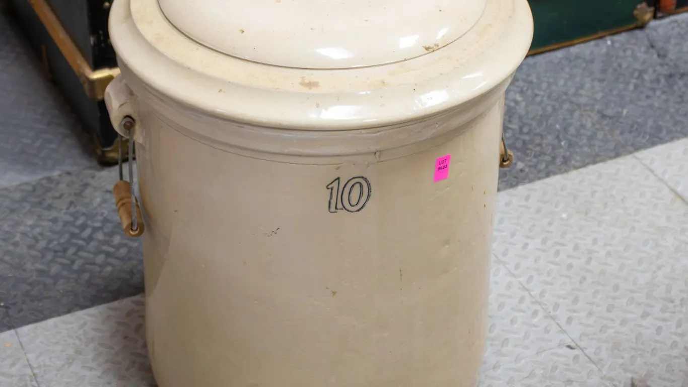 10 GALLON CROCK WITH LID