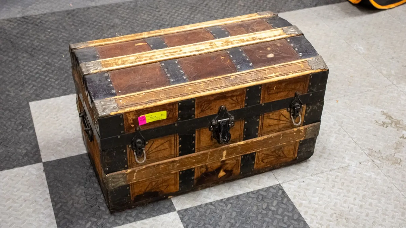 VINTAGE STEAMER TRUNK WOODEN SLAT TRUNK W/ BLACK