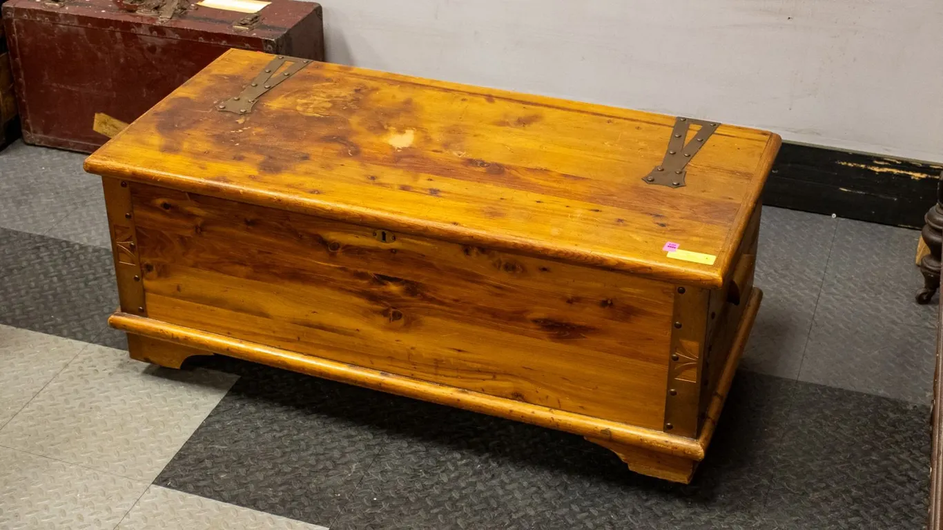 VINTAGE CEDAR BLANKET CHEST WITH BRASS AND COPPER